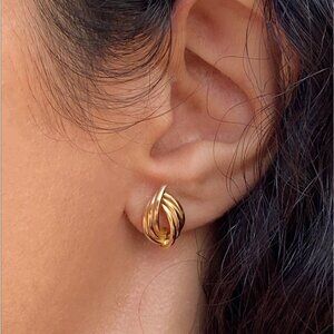 Vintage 14K Solid Yellow Gold Ribbed Stud Earrings, 1.24 grams, 14 mm x 8 mm